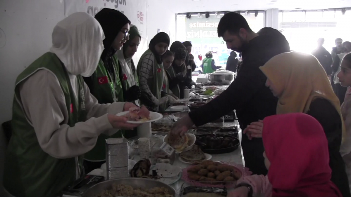 SİİRT İHH KADIN KOLLARI ÜYELERİ YAKACAK İHTİYACI OLAN AİLELERE İHTİYAÇLARINI KARŞILAMAK İÇİN KIŞ KAPIDA ADI ALTINDA  KERMES DÜZENLEDİ