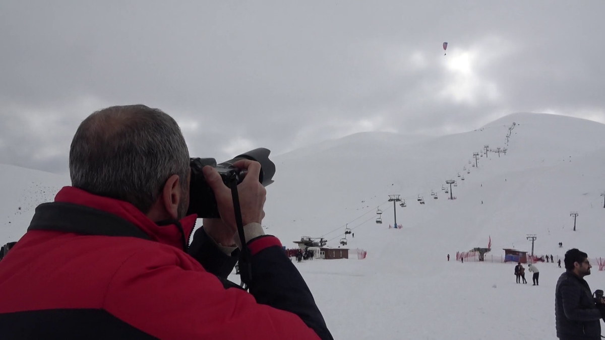  BİNGÖL'DE PARAŞÜTÇÜLER FOTOĞRAFÇILAR İÇİN UÇTU