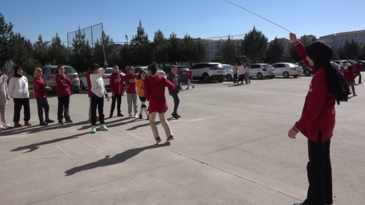 Batman’da öğrenciler geleneksel çocuk oyunları oynuyor