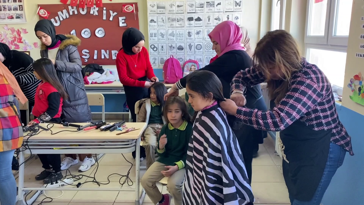 Mardin’in Midyat ilçesinde, ‘Birleşen Yürekler Projesi’, köy okulu öğrencilerinin güzelliğine güzellik kattı. 
