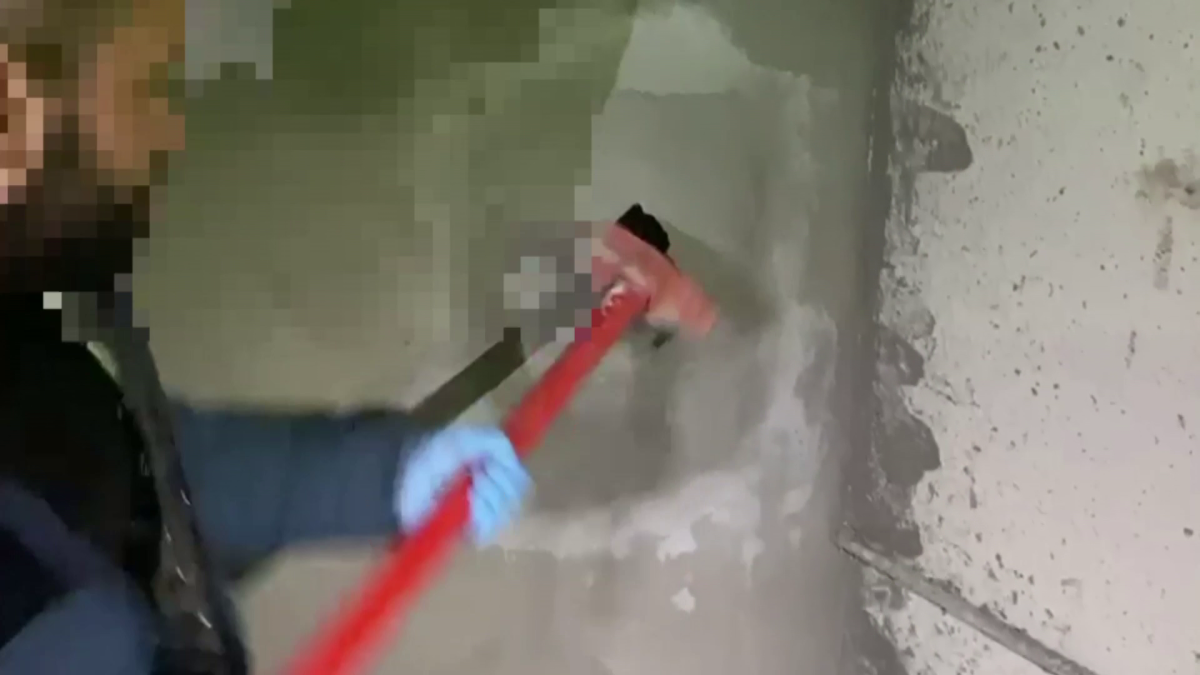 Batman’da bir evin duvarının içinde cephanelik buldu.