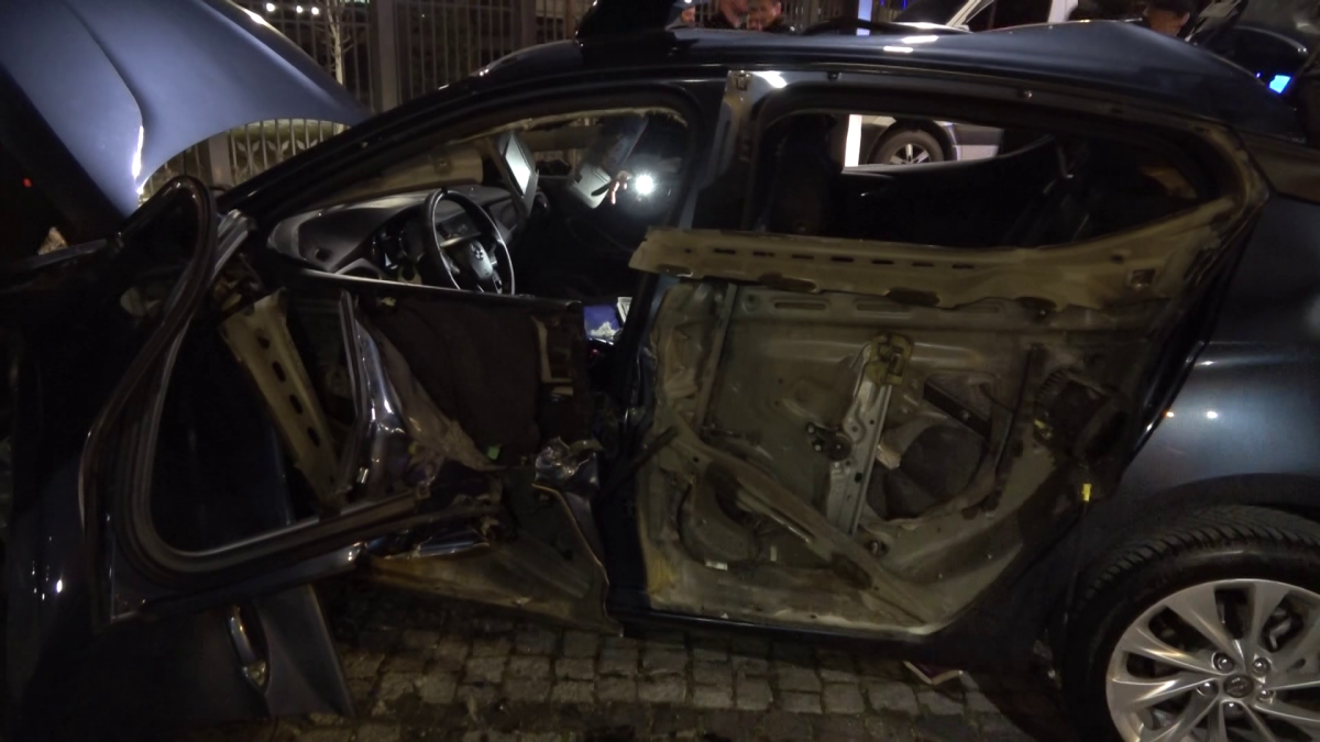 Muş’ta park halindeki araçta patlama meydana geldi, sürücü yaralandı