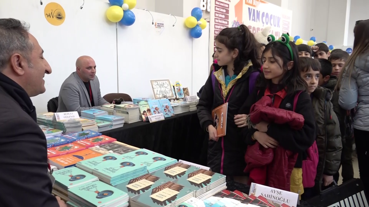 VAN’DA 1.ÇOCUK EDEBİYATI FUARI AÇILDI