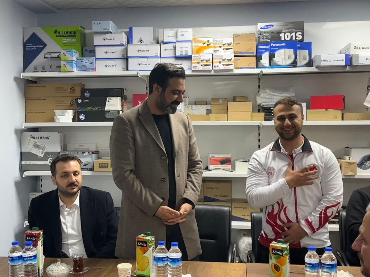 Ekrem Olğaç Protez İhtiyacı Olan Siirtli Türkiye Şampiyonu Özel Bireye Destek Oldu 