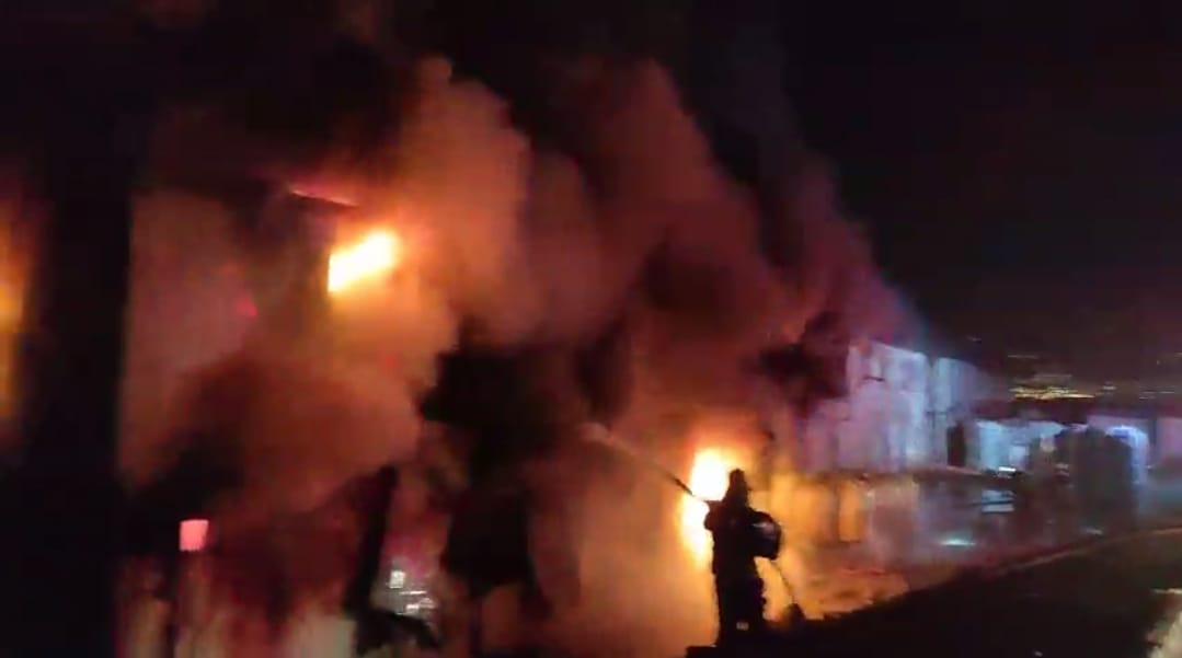 Toki konutlarında çalışan 400 işçinin barındığı  konteynerlerde  yangın çıktı 