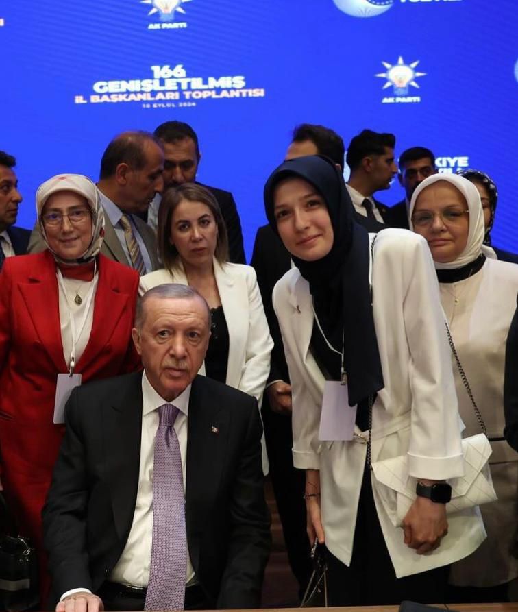 Ak Parti Genel Merkez Başkanı Ayşe Keşir öncülüğünde Aile ve Sosyal Hizmetler Bakanı Mahinur Özdemir Göktaş’ın teşrifleriyle 81 ilin kadın kolları başkanlarının katılımıyla istişare değerlendirme toplantısı gerçekleştirildi. 