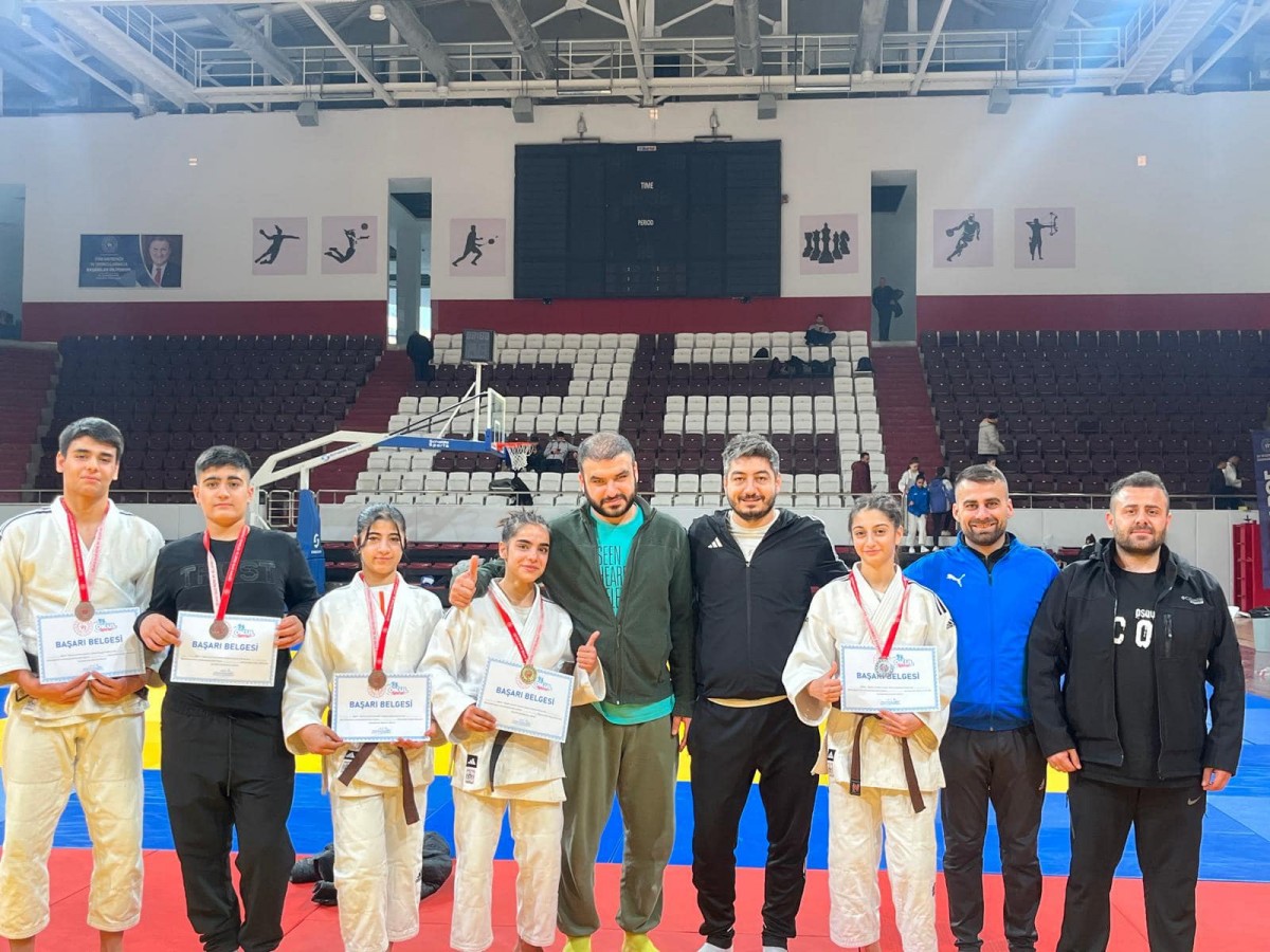 Elazığ’da düzenlenen okul sporları judo gençler grup müsabakalarında Siirt’li sporcular 1 altın, 2 gümüş, 5 bronz madalya kazandı
