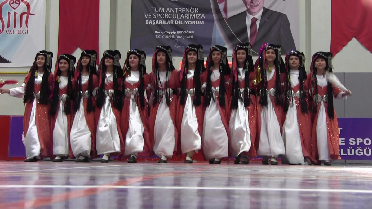 SİİRT’TE KIZLAR  HALK OYUNLARI YARIŞMASI DÜZENLENDİ