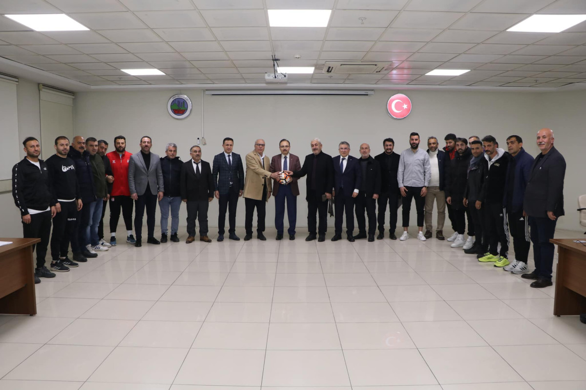 Vali ve Belediye Başkan V.  Dr. Kemal Kızılkaya, Siirt Amatör Spor Kulüpleri Federasyonu (ASKF) Başkanı Ahmet Muhtar, yönetim kurulu üyeleri ve amatör spor kulüp yöneticileriyle bir araya geldi.
