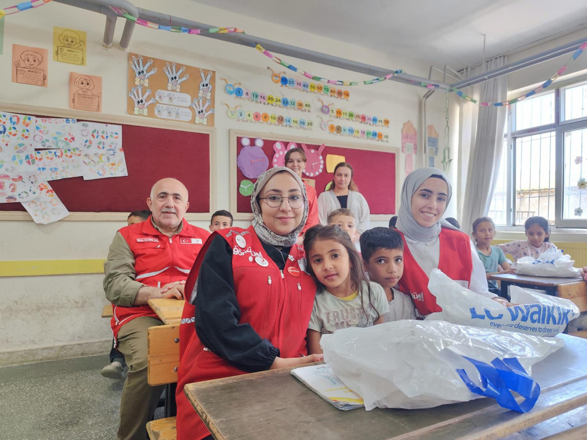 Eruh Dikboğaz köyüne bağlı okulda bulunan öğrencilere kızılaydan karne hediyesi olarak giyim paketleri dağıtıldı