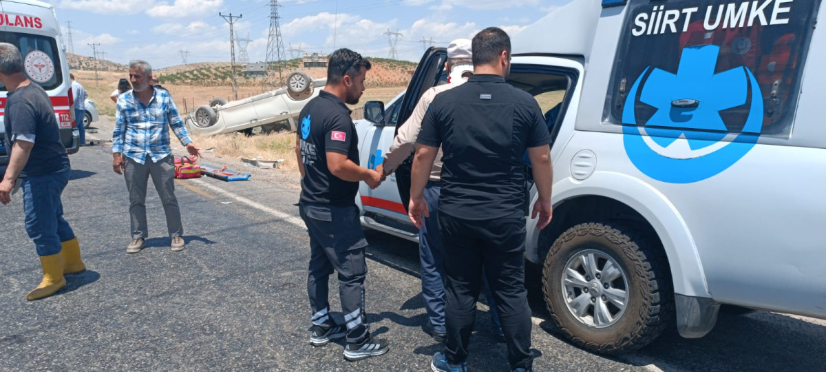 SİİRT ŞİRVAN KARAYOLUNDA TRAFİK KAZASI 4 YARALI
