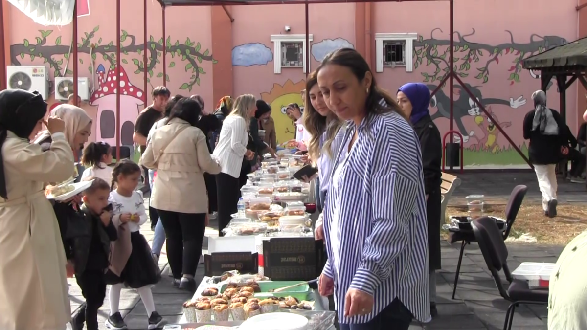 SİİRT’TE ANA OKULU ÖĞRENCİLERİ ANNELERİ EVLERİNDE YAPTIKLARI YÖRESEL YEMEKLERLER VE TATLILARLA GAZZELİ ÇOCUKLAR İÇİN KERMES DÜZENLEDİLER