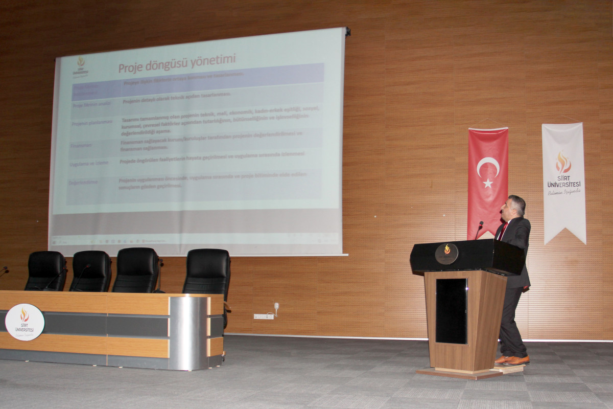 Siirt Üniversitesi’nde 2209-A Üniversite Öğrencileri Araştırma Projeleri Destekleme Programı Hakkında Bilgilendirme Toplantısı Yapıldı