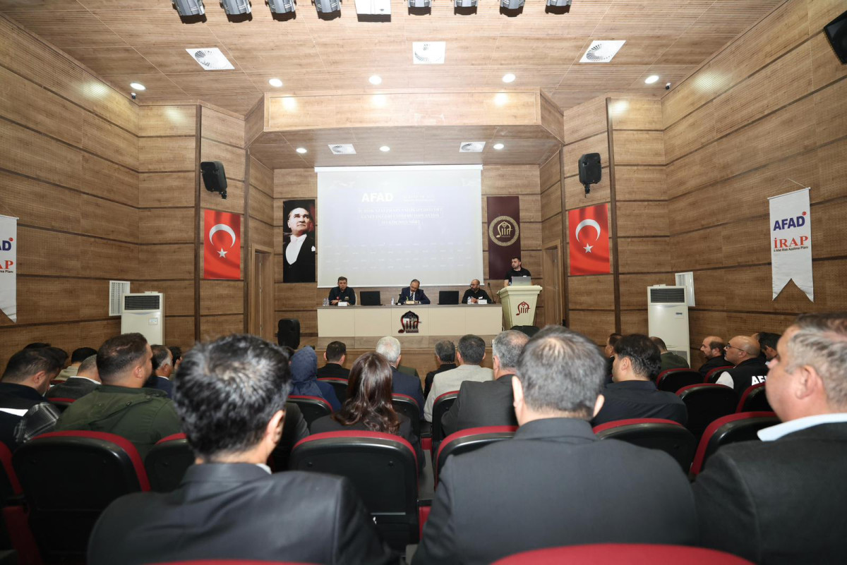 SİİRT İL AFET RİSK AZALTMA PLANI (İRAP) 2025 GENEL DEĞERLENDİRME TOPLANTISI VALİ KIZILKAYA BAŞKANLIĞINDA GERÇEKLEŞTİRİLDİ