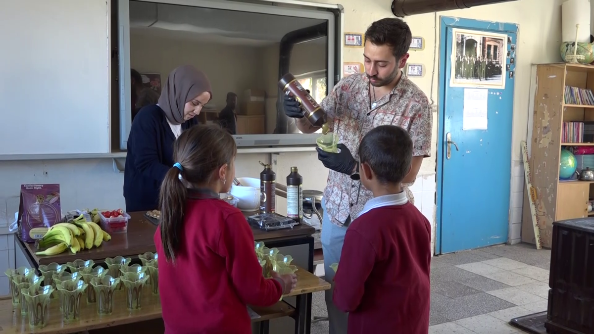 Karavanı ile  Ücra Mahallelere köylere  giderek  Çocuklara kendi elleriyle yaptığı tatlıları ikram ediyor