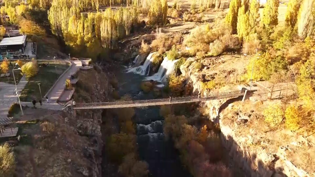 Sonbahar renklerine bürünen Muradiye şelalesi görsel şölen sunuyor