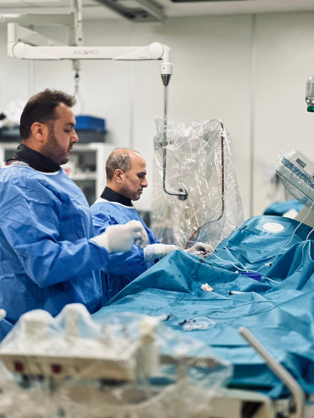 Siirt Eğitim ve Araştırma Hastanesi'nde yapılan iki başarılı kalp damar operasyonuyla, yıllardır kapalı olan damarları nedeniyle tedavi olamayan iki hasta sağlığına kavuştu.