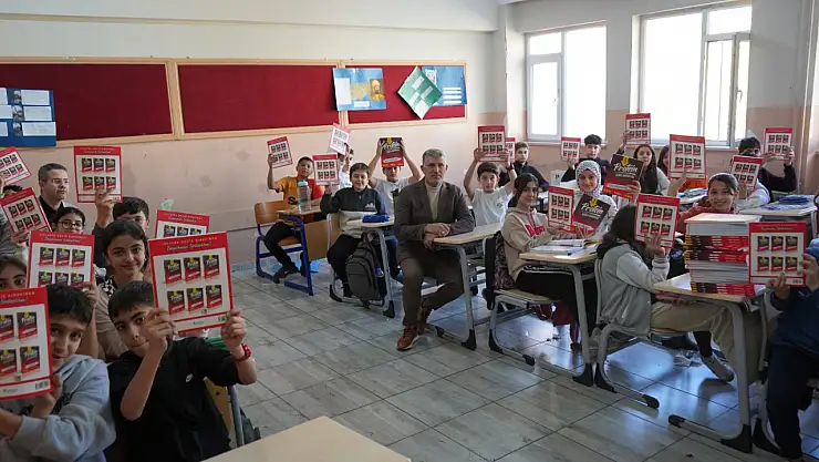 Siirtli hayırsever iş insanı Mehmet Şirin Yıldız, kentte liselere hazırlanan 1.120 öğrenciye toplam 3 bin 360 kitap dağıtarak eğitime anlamlı bir destek verdi.