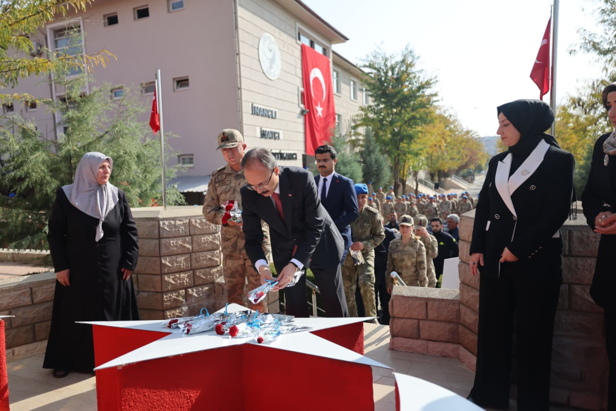 SİİRT’TE HELİKOPTER KAZASINDA ŞEHİT OLAN 17 KAHRAMAN MEHMETÇİK DUALARLA ANILDI