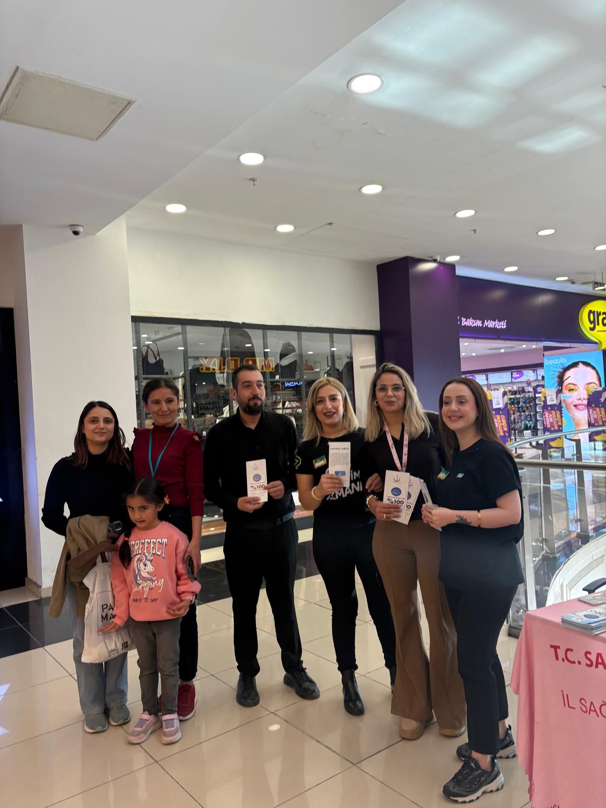 Akciğer Kanseri Farkındalık Ayı kapsamında  Siirt Park’ta kurulan statda  vatandaşlar  bilgilendiriliyor 