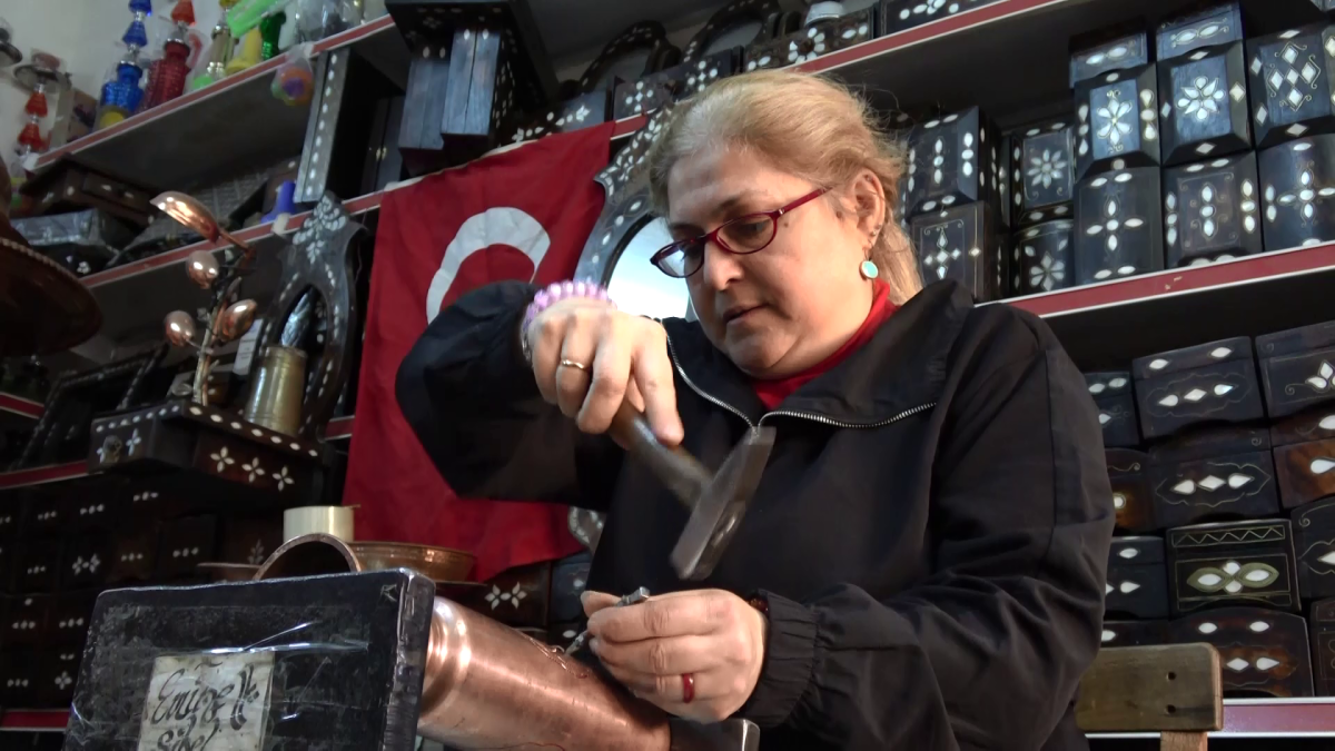 Kadın bakır ustası erkeklere taş çıkartıyor