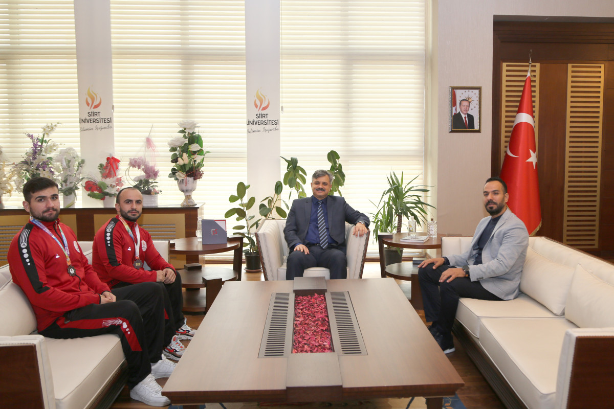 Siirt Üniversitesi (SİÜ) Rektörü Prof. Dr. Nihat Şındak, SİÜ Beden Eğitimi ve Spor Yüksekokulu’nda (BESYO) eğitimine devam eden başarılı sporcular ile BESYO Müdürü Doç. Dr. Serdar Adıgüzel’i makamında ağırladı. 