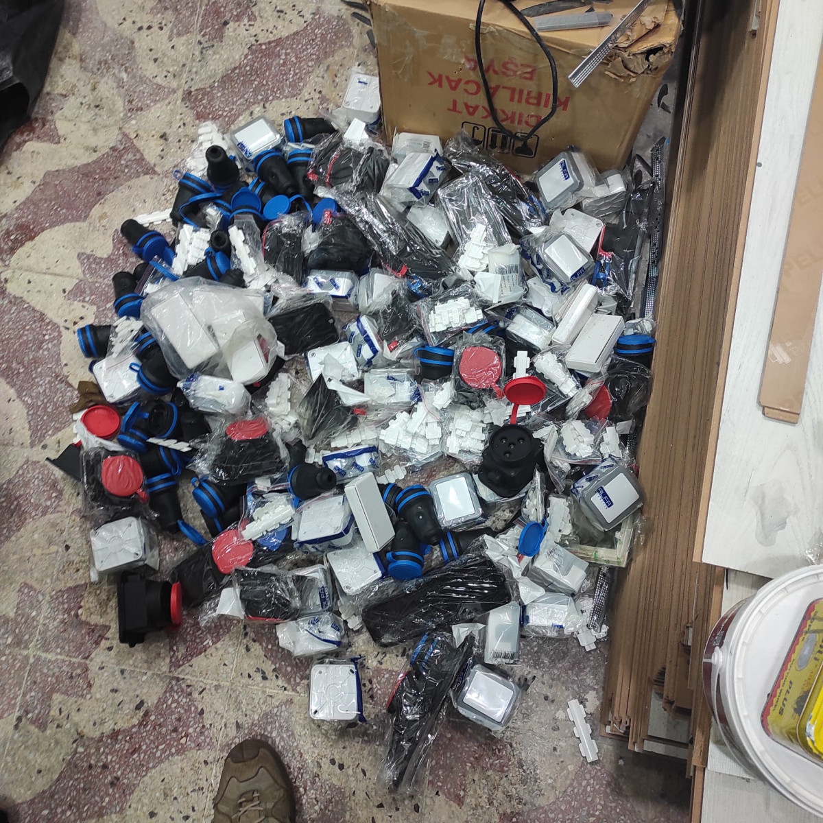 Tıkanan kanalizasyon suyu iş yerinin deposuna sızdı maddi zarara neden oldu