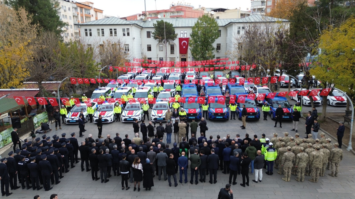 SİİRT’TİN HUZUR VE GÜVEN ORTAMINI SAĞLAYAN GÜVENLİK GÜÇLERİNİN ARAÇ FİLOLARINA TAZE KAN 68 ARAÇ TÖRENLE KOLLUK KUVVETLERİNE TESLİK EDİLDİ
