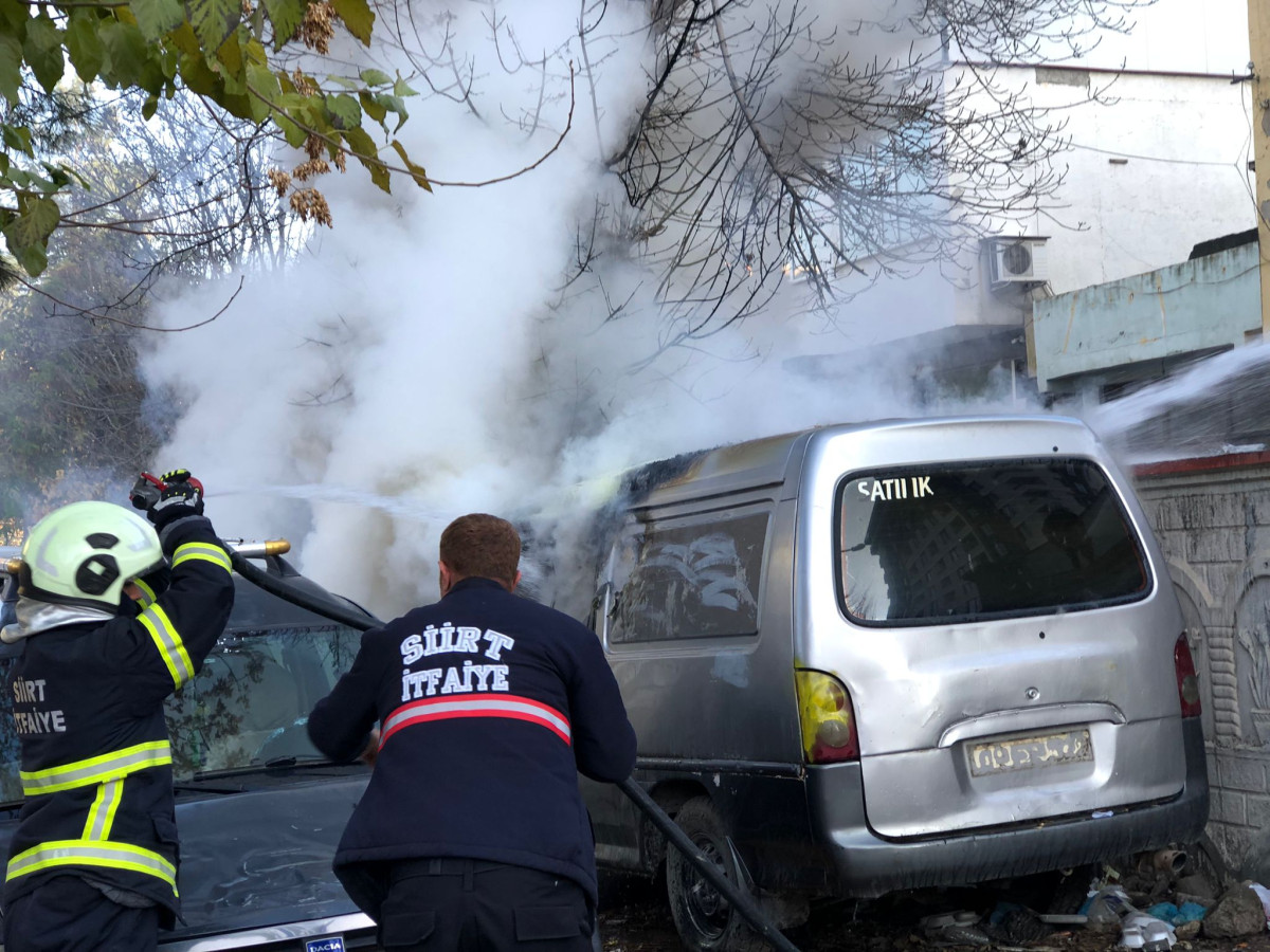 Siirt’te park halindeki bir kamyonet, henüz bilinmeyen bir nedenle alev aldı