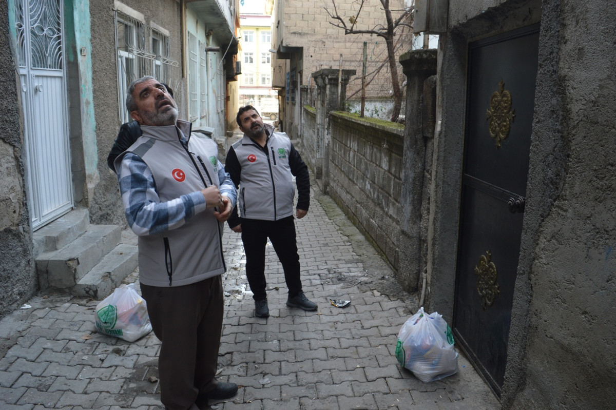 Umut Kervanı’ndan Miraç Kandili’nde ihtiyaç sahiplerine gıda yardımı