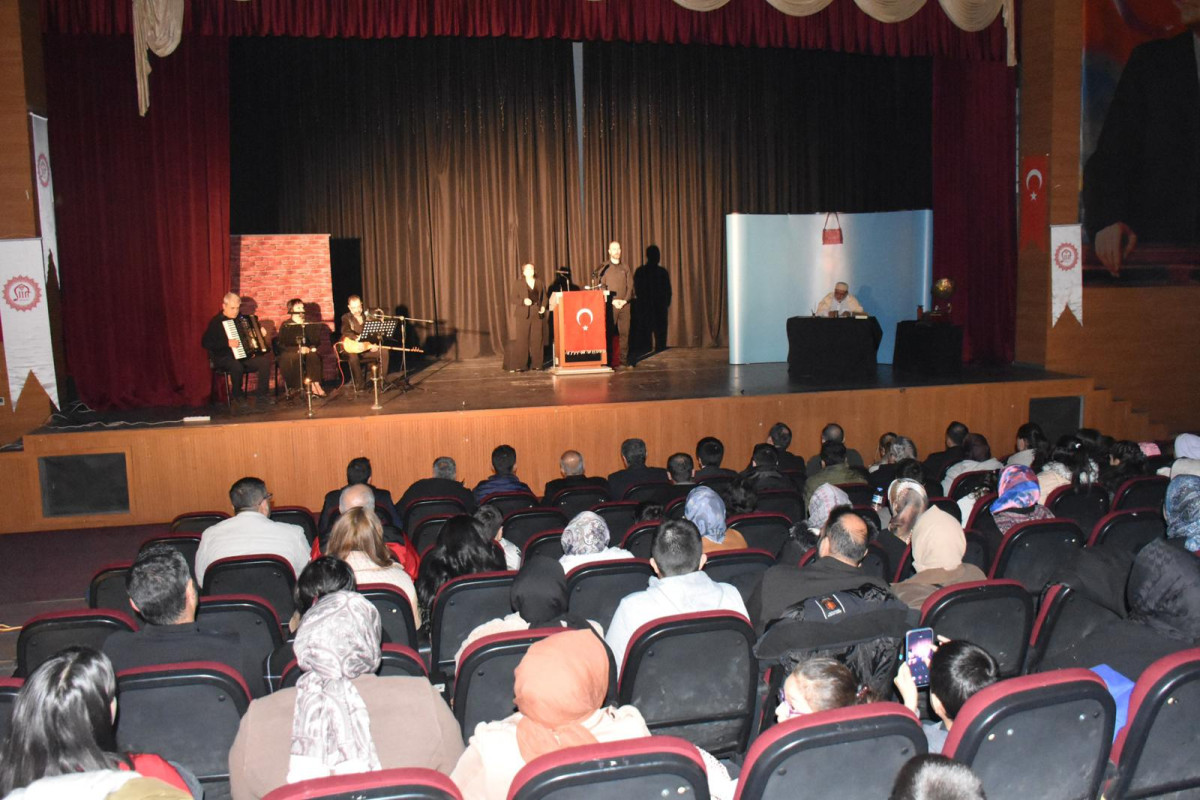 SİİRT’TE “BİZİM AKİF” TİYATRO OYUNU SANATSEVERLERLE BULUŞTU!