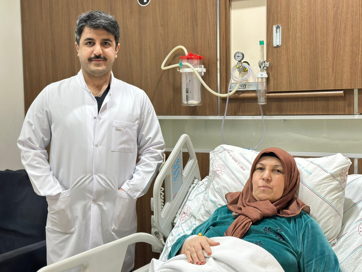     Siirt Eğitim ve Araştırma Hastanesi’nde önemli bir cerrahi başarıya imza atıldı.