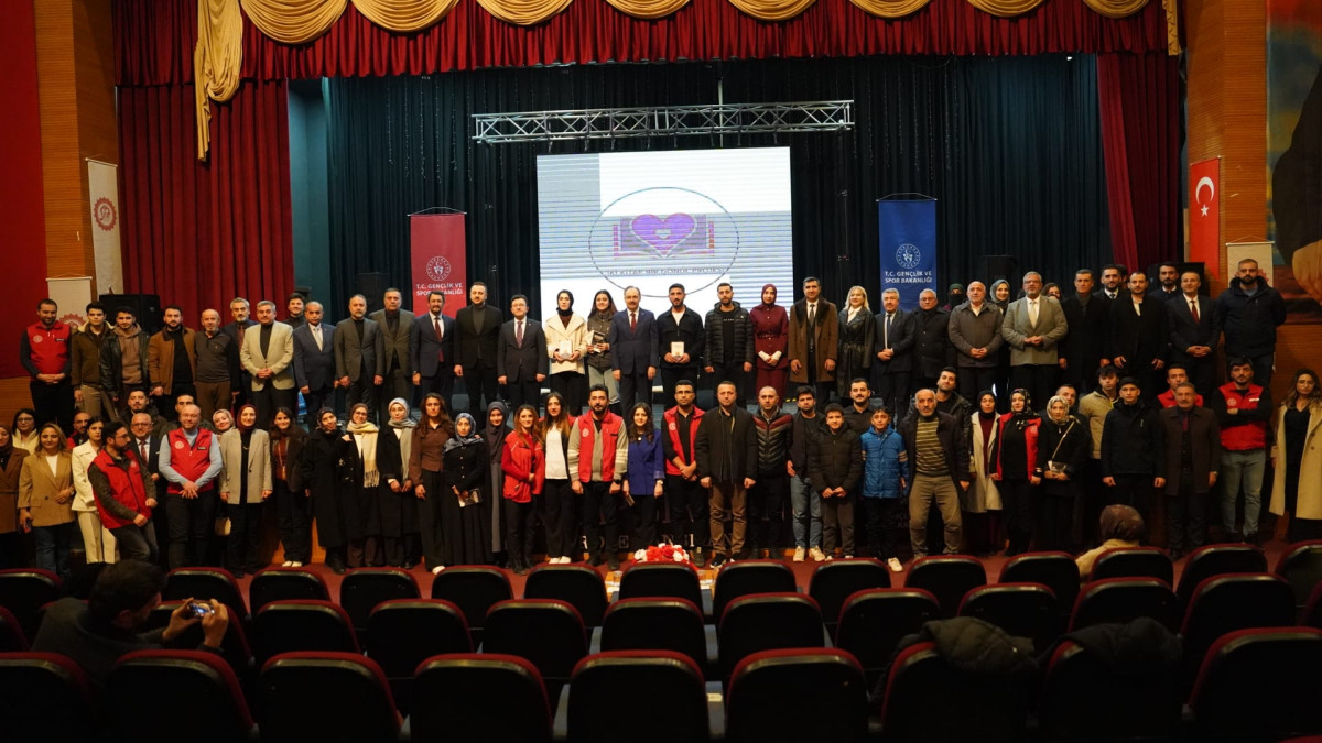 Siirt Gençlik ve Spor İl Müdürlüğü koordinesinde, üniversite öğrencilerine yönelik olarak hazırlanan “İki Kitap Bir Gönül Projesi”nin lansman programı gerçekleştirildi.