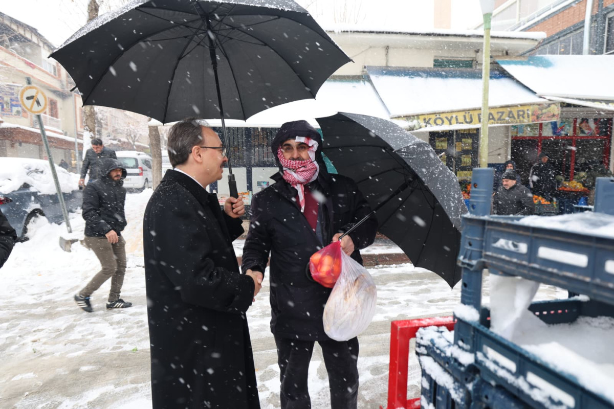 Siirt Valisi ve Belediye Başkan Vekili Dr. Kemal Kızılkaya, cuma namazının ardından Cumhuriyet Caddesi’nde esnaf ve vatandaşlarla bir araya gelerek talep ve önerileri dinledi.