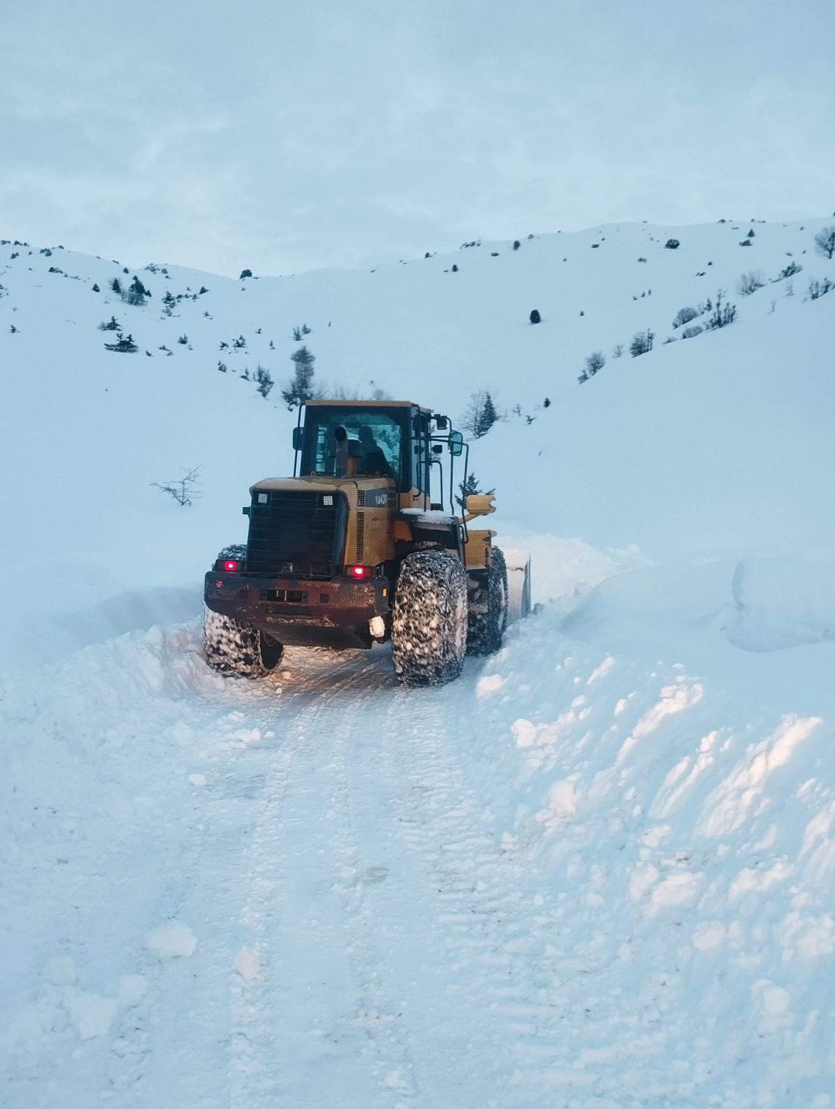 Siirt’te etkili olan kar yağışı nedeniyle İl Özel İdaresi ekipleri, sorumluluk alanlarında karla mücadele çalışmalarını aralıksız sürdürüyor.