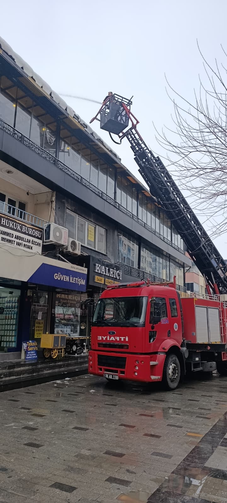 YILLAR SONRA ŞEHİR MERKEZİNDE YAŞANAN İLK  YOĞUN KAR YAĞIŞINA KARŞI HAZIRLIKSIZ OLAN BELEDİYE KARAYOLLARI İKİNCİ YOĞUN KAR YAĞIŞINDA TECRÜBE KAZADILAR ANINDA MÜDAHALE ETTİLER