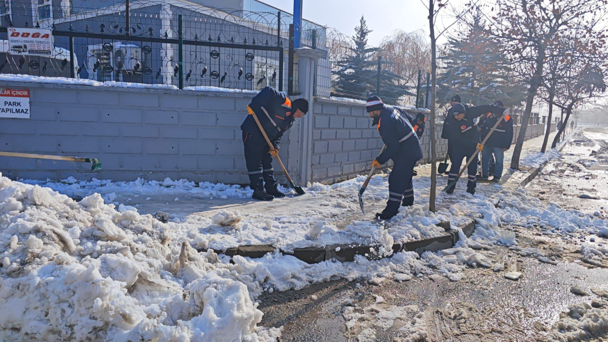  Siirt Belediyesi ekipleri ulaşımın aksamaması ve yaya güvenliğinin sağlanması amacıyla kent genelinde çalışmalarını aralıksız sürdürüyor.