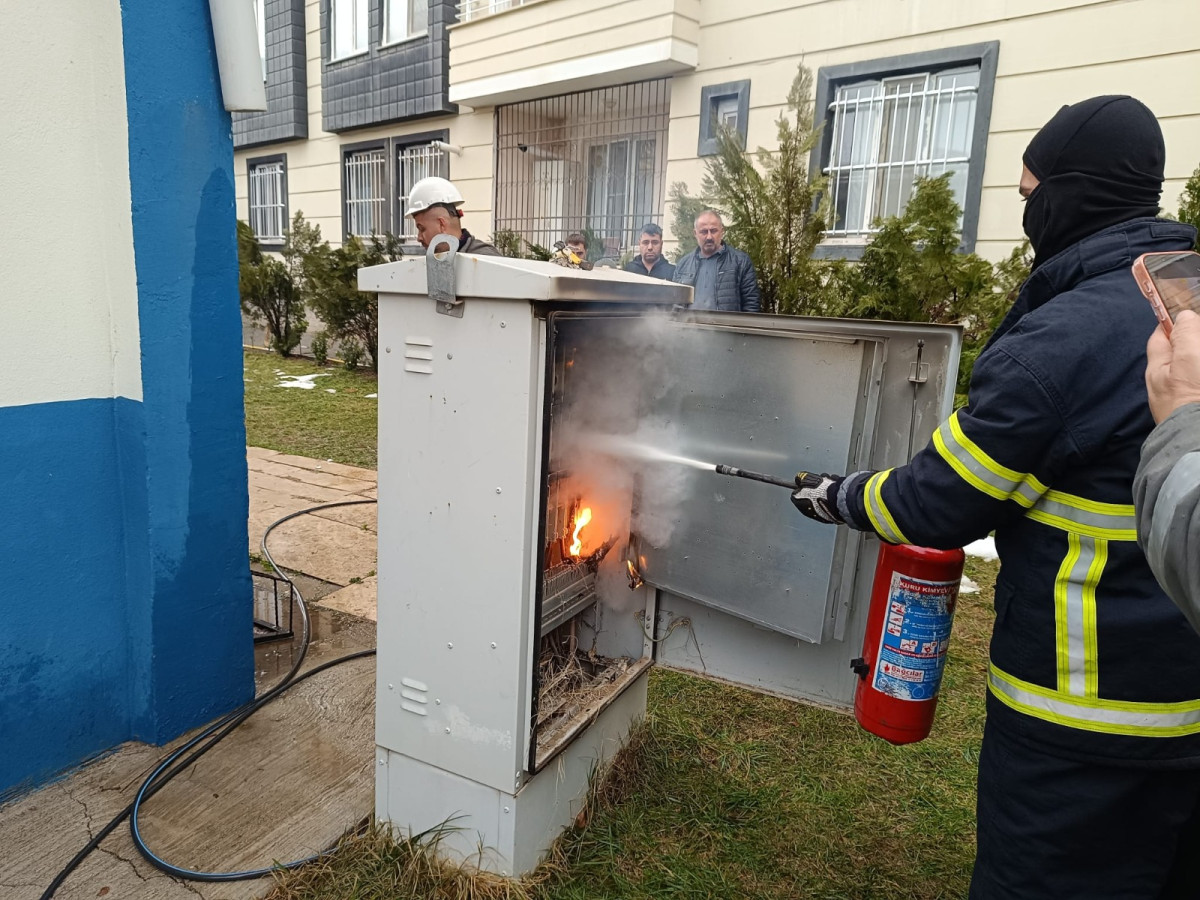 Aşırı yüklemeyi kaldıramayan elektrik  panosu alev aldı