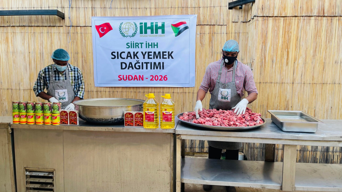  Siirt İHH derneği hayırseverlerin desteği ile 1000 kişinin yemek ihtiyacını karşılıyor