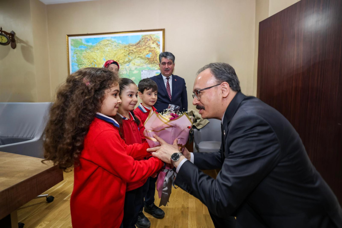 Siirt Valisi ve Belediye Başkan Vekili Dr. Kemal Kızılkaya, Yağmurtepe İlkokulu 2. sınıf öğrencilerini Valilikte misafir etti.