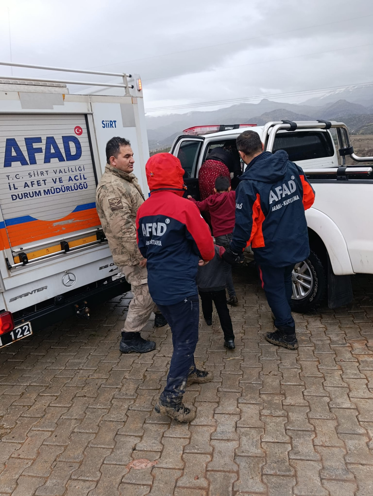 SİİRT TİN BAYKAN İLÇESİNDE FIRTINA VE ŞİDDETLİ YAĞMUR GÖÇERLERİN BARINAKLARINI VE ÇADIRLARINI YIKTI