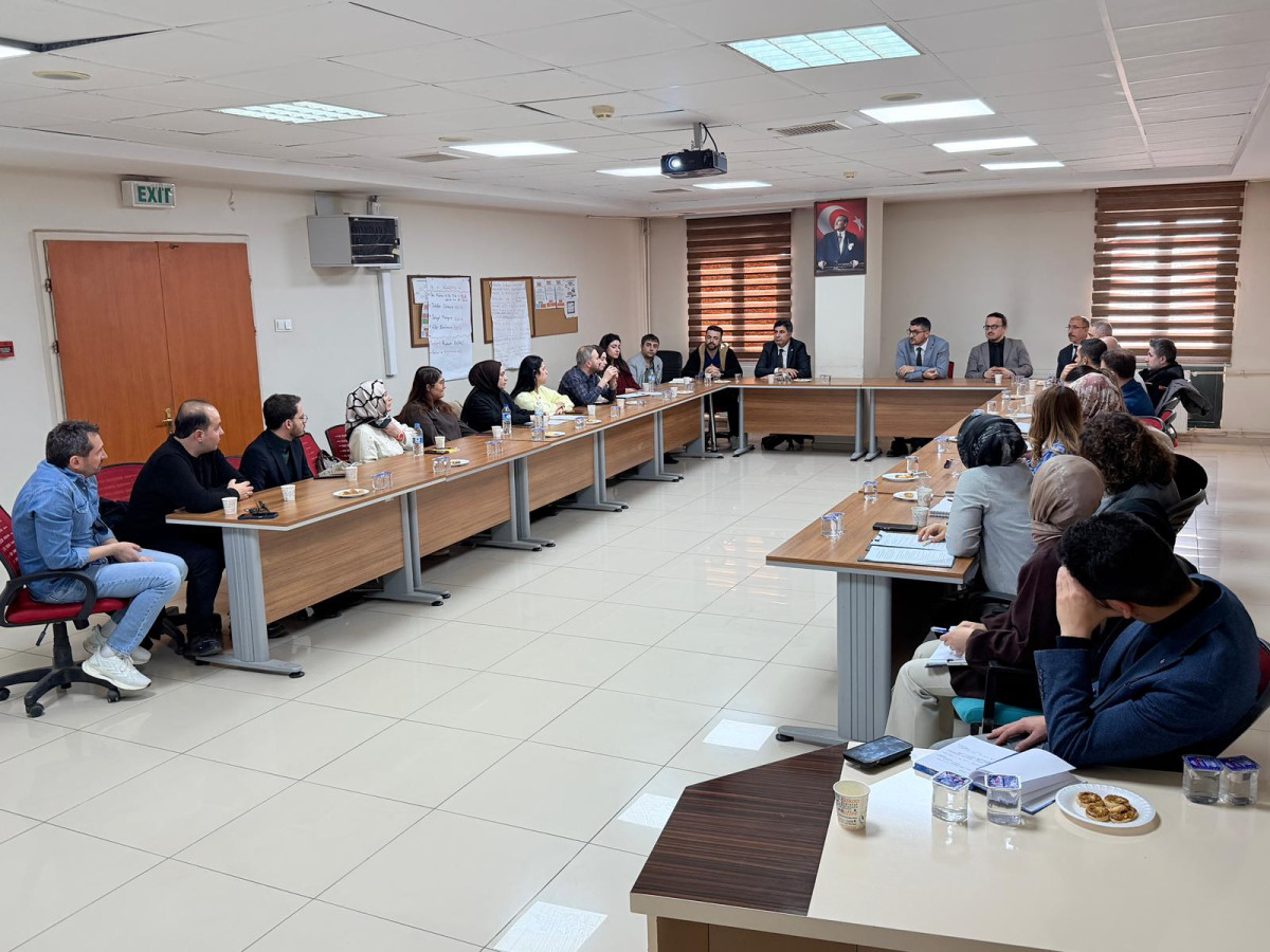 Siirt İl Sağlık Müdürü Uzm. Dr. Besim HACIOĞLU başkanlığında Sağlıkta Kalite Standartları (SKS) toplantısı gerçekleştirildi.