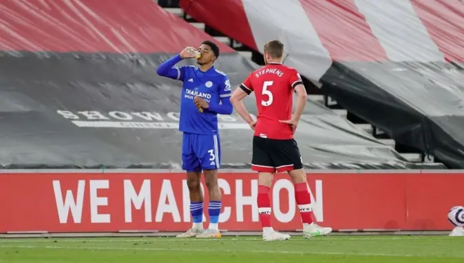 İngiltere Premier Lig'de futbolculara oruçlarını maç esnasında açma izni verilecek.