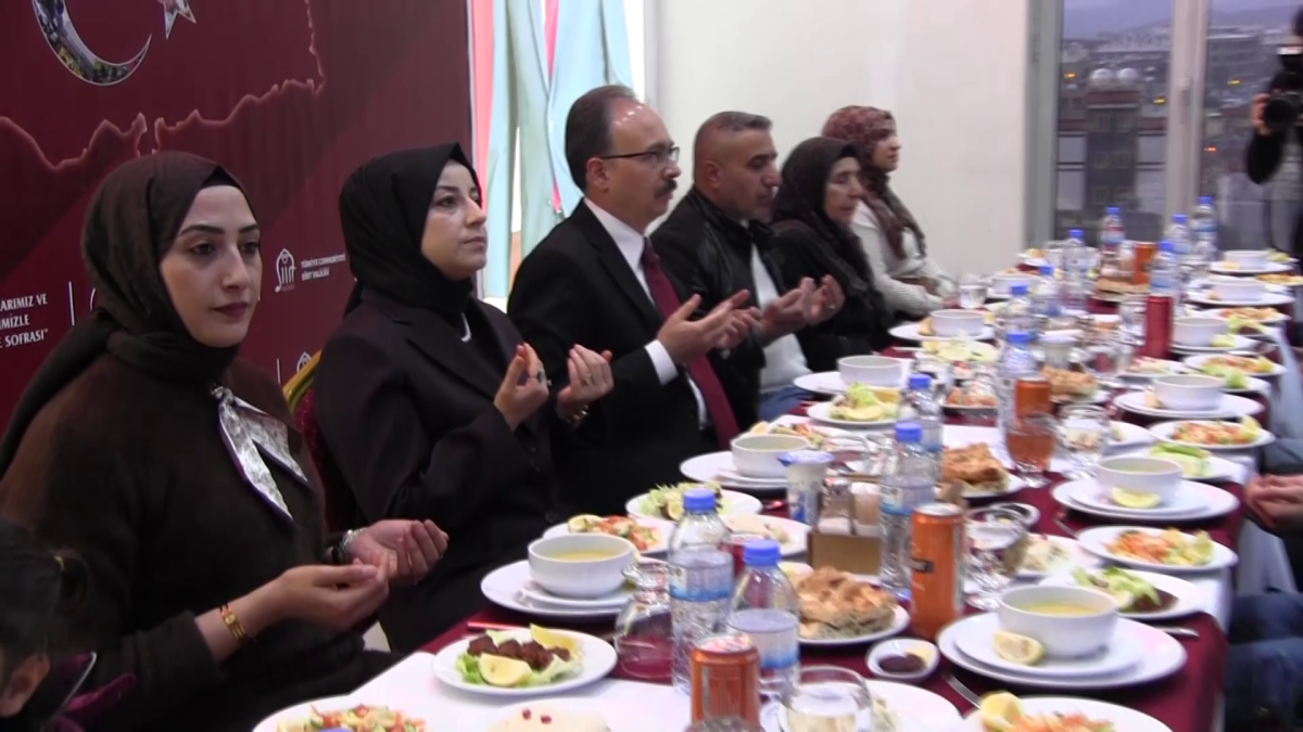 Siirt te tüm yurtta olduğu gibi Siirt'te de şehitlerimizin aileleri gazilerimiz katıldığı iftar programı düzenlendi