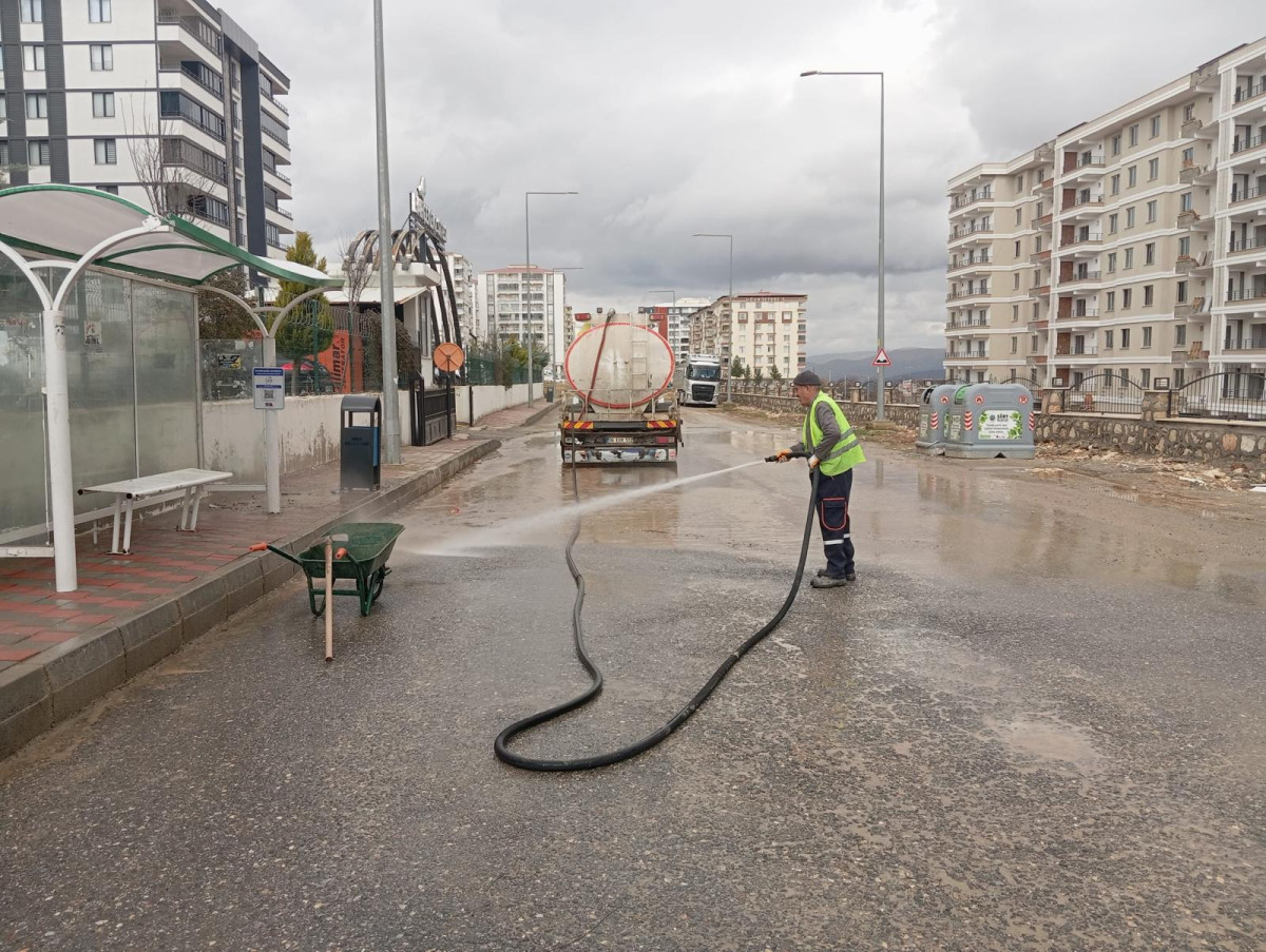 SİİRT BELEDİYESİ’NDEN KENT GENELİNDE KAPSAMLI YIKAMA VE DEZENFEKTE ÇALIŞMASI!