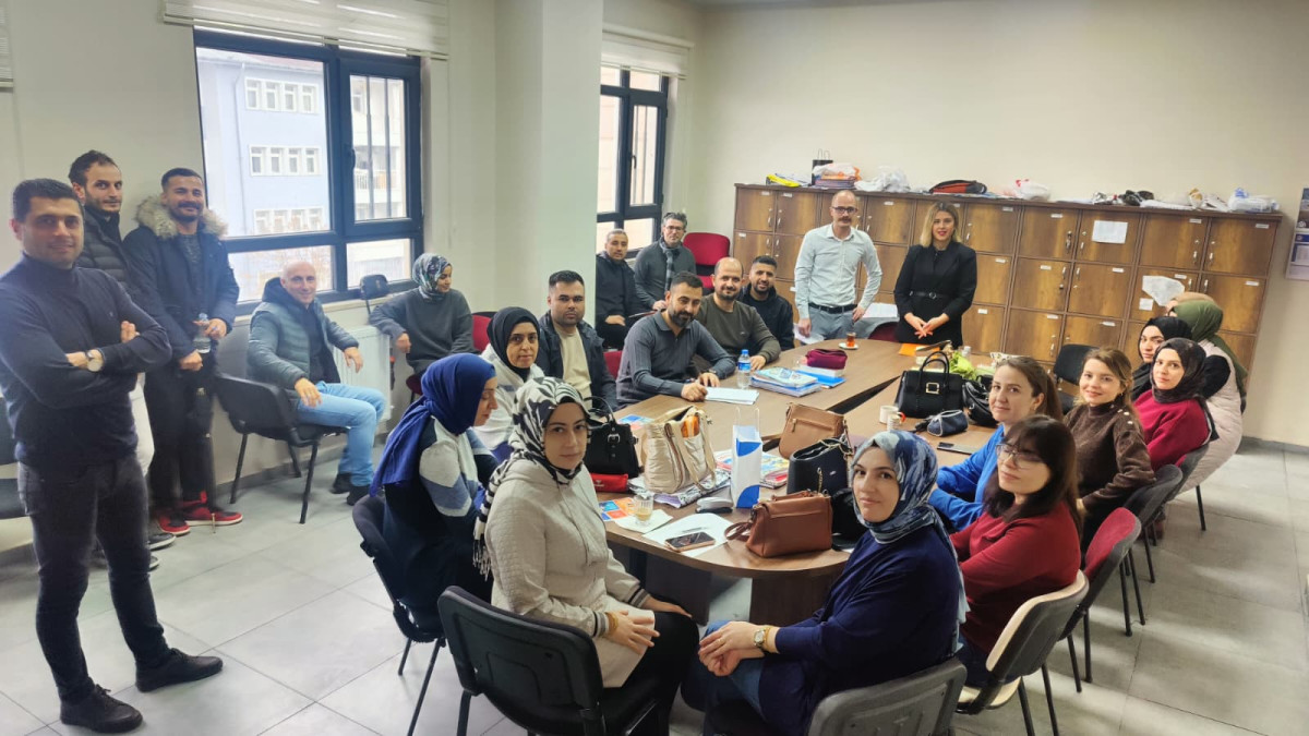 Siirt il merkezindeki ilk orta ve liseler açık kapı ekipler tarafından ziyaret edilerek sorunları dinleyorlar