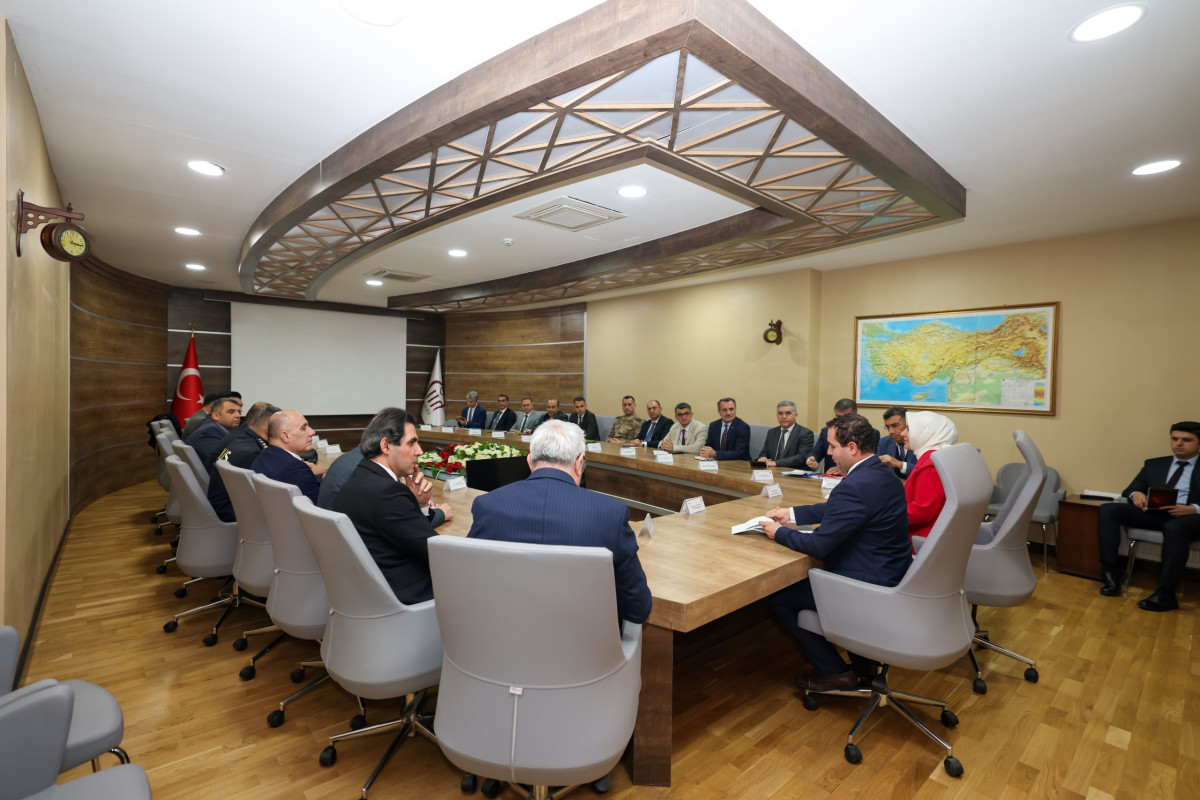 Siirt’te, mahalle ve köy muhtarlarına yönelik hayata geçirilmesi planlanan “Muhtarlar Akademisi” programı kapsamında hazırlık toplantısı düzenlendi.