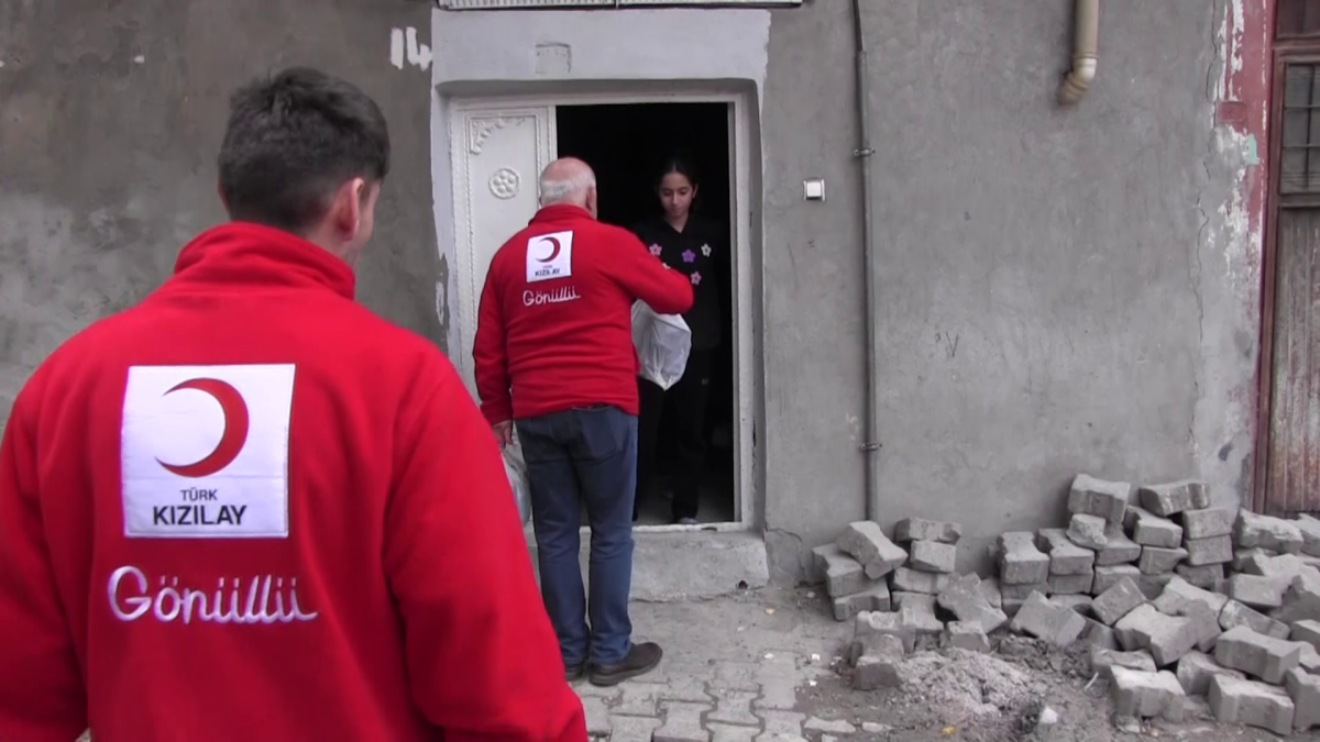 SİİRT KIZILAY ŞÜBESİNDE HER GÜN 600 KİŞİYE İFTAR YEMEĞİNİ EVLERİNE KADAR GÖTÜRÜYOR