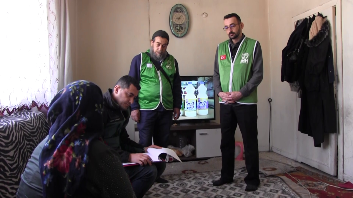 SİİRT’TE HAYIRSEVERLER HAYIRLARINI YAPTI BAKKAL ESNAFA BORÇLARI OLANLARIN BORÇ DEFTERİNDEN BORÇLARI SİLİNDİ