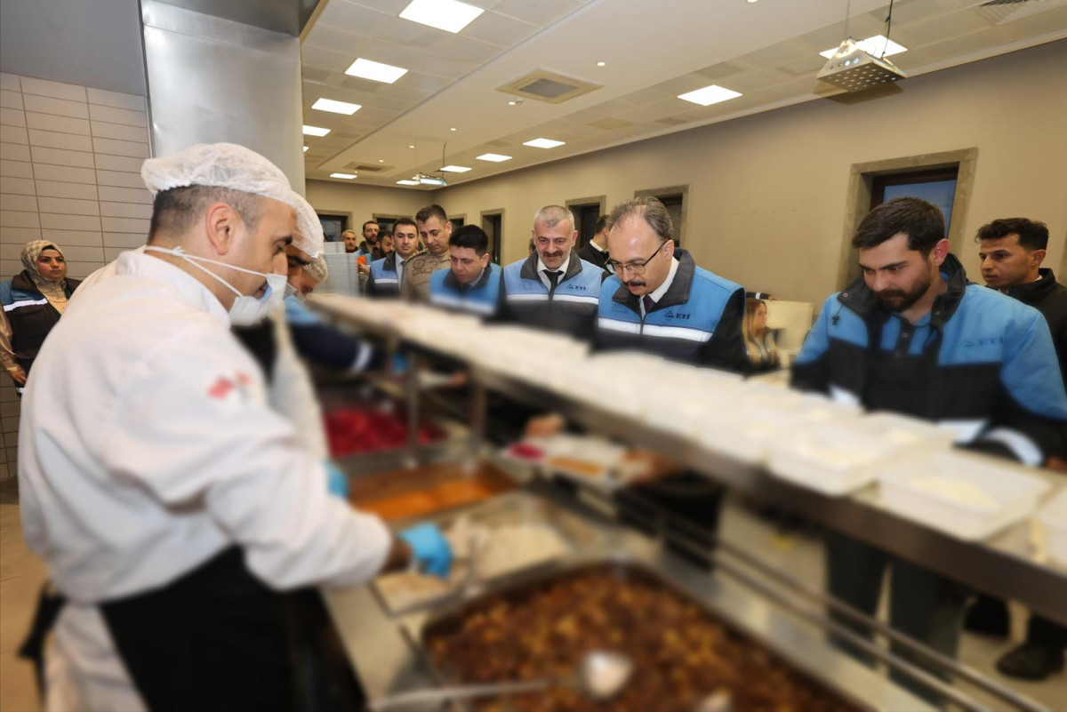 VALİ KIZILKAYA, ŞİRVAN’DA MADENCİLERİN SOFRASINA MİSAFİR OLDU!